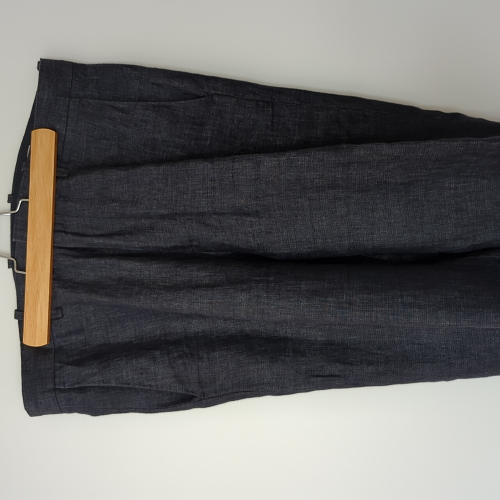 Vince relaxes cropped linen trousers. Size 31W. coastal blue.